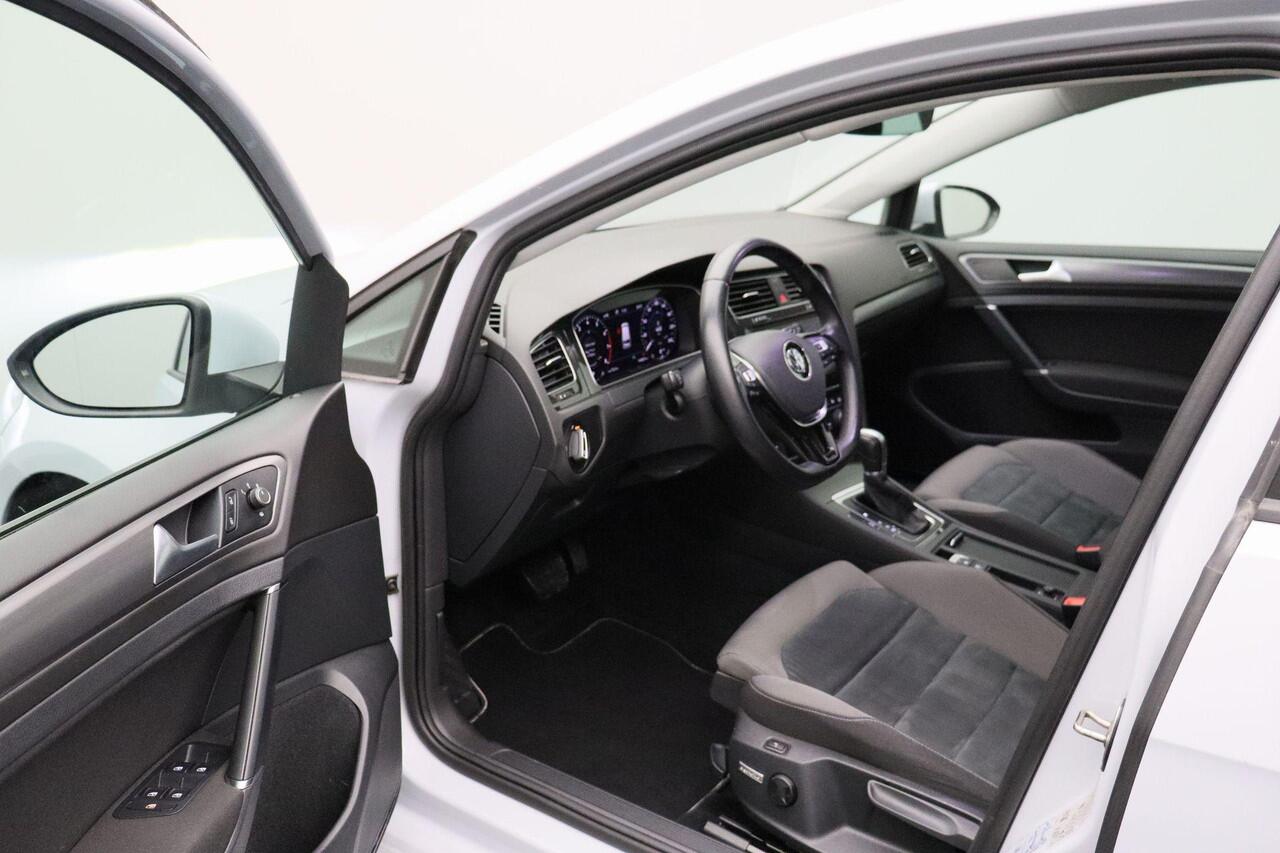 Volkswagen GOLF Variant 1.5 TSI Highline Business R-Line 2018 Panoramadak | Carplay | Virtual dashboard | DSG | Navigatie | Xenon LED | Massagestoel | Alcantara | Bluetooth | PDC | Stoelverwarming | Dealeronderhouden