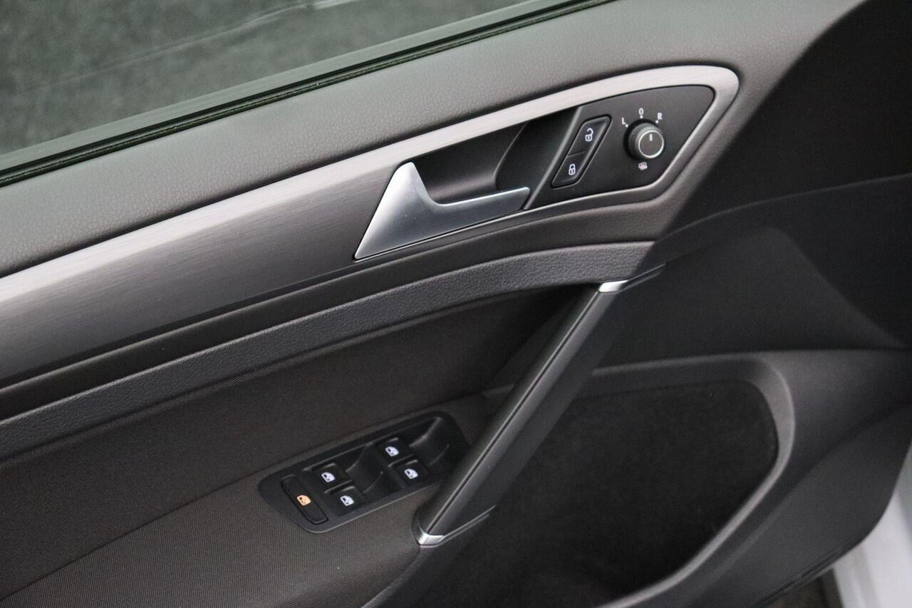 Volkswagen GOLF Variant 1.5 TSI Highline Business R-Line 2018 Panoramadak | Carplay | Virtual dashboard | DSG | Navigatie | Xenon LED | Massagestoel | Alcantara | Bluetooth | PDC | Stoelverwarming | Dealeronderhouden