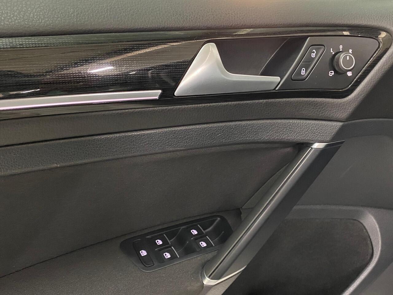 Volkswagen GOLF Variant 1.5 TSI Highline Navigatie Trekhaak Camera App-connect Privacyglas 17inchLM