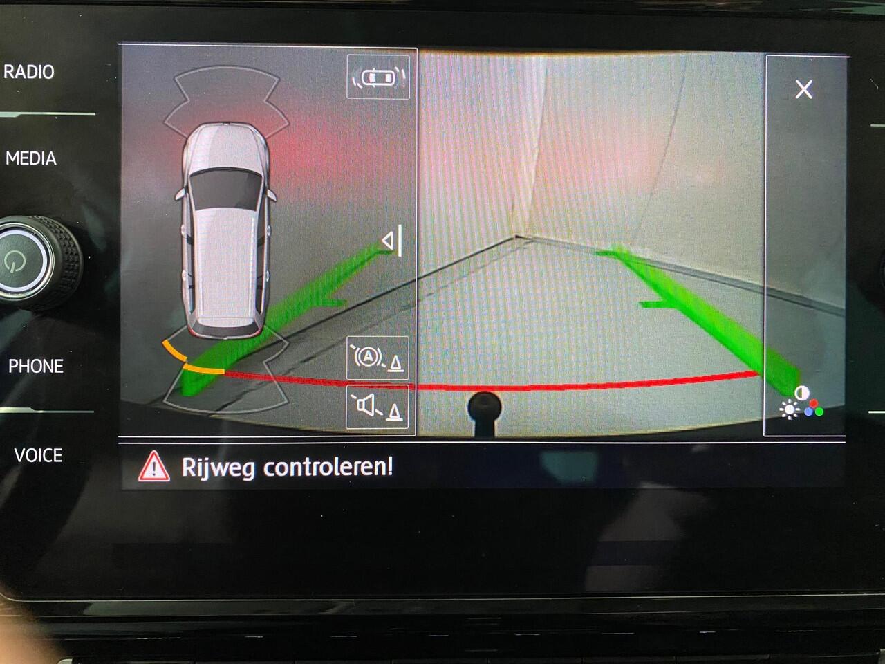 Volkswagen GOLF Variant 1.5 TSI Highline Navigatie Trekhaak Camera App-connect Privacyglas 17inchLM
