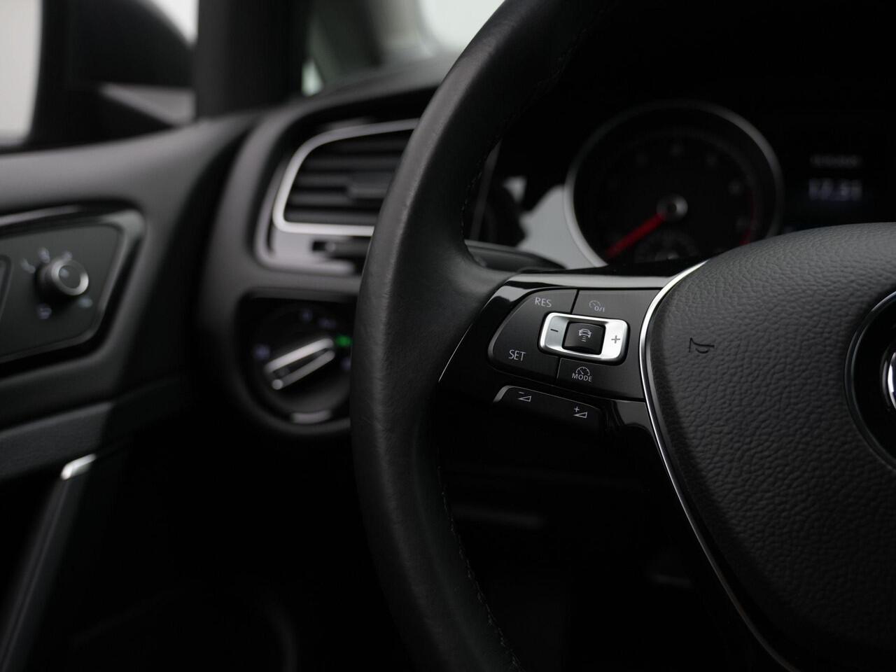 Volkswagen GOLF 1.5 TSI 150 pk DSG Highline Business R / R-Line | Navigatie | Stoelverwarming | Adaptive Cruise | Parkeersensoren voor/achter