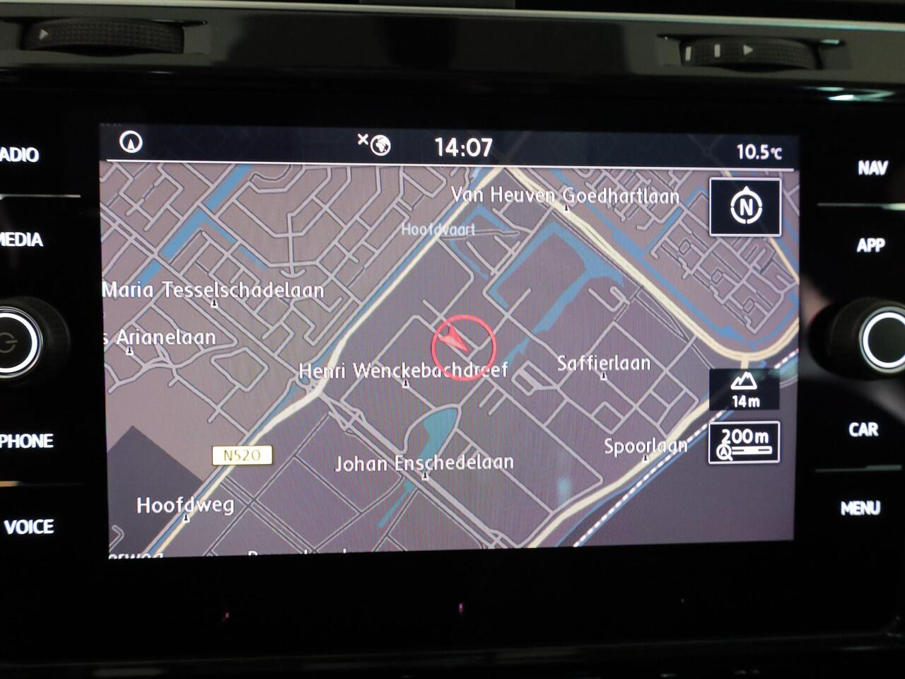 Volkswagen GOLF 1.0 TSI Highline 115 pk | Navigatie | Panoramadak | Parkeersensoren (Park assist) | Achteruitrijcamera | LED koplampen | Stoelverwarming |