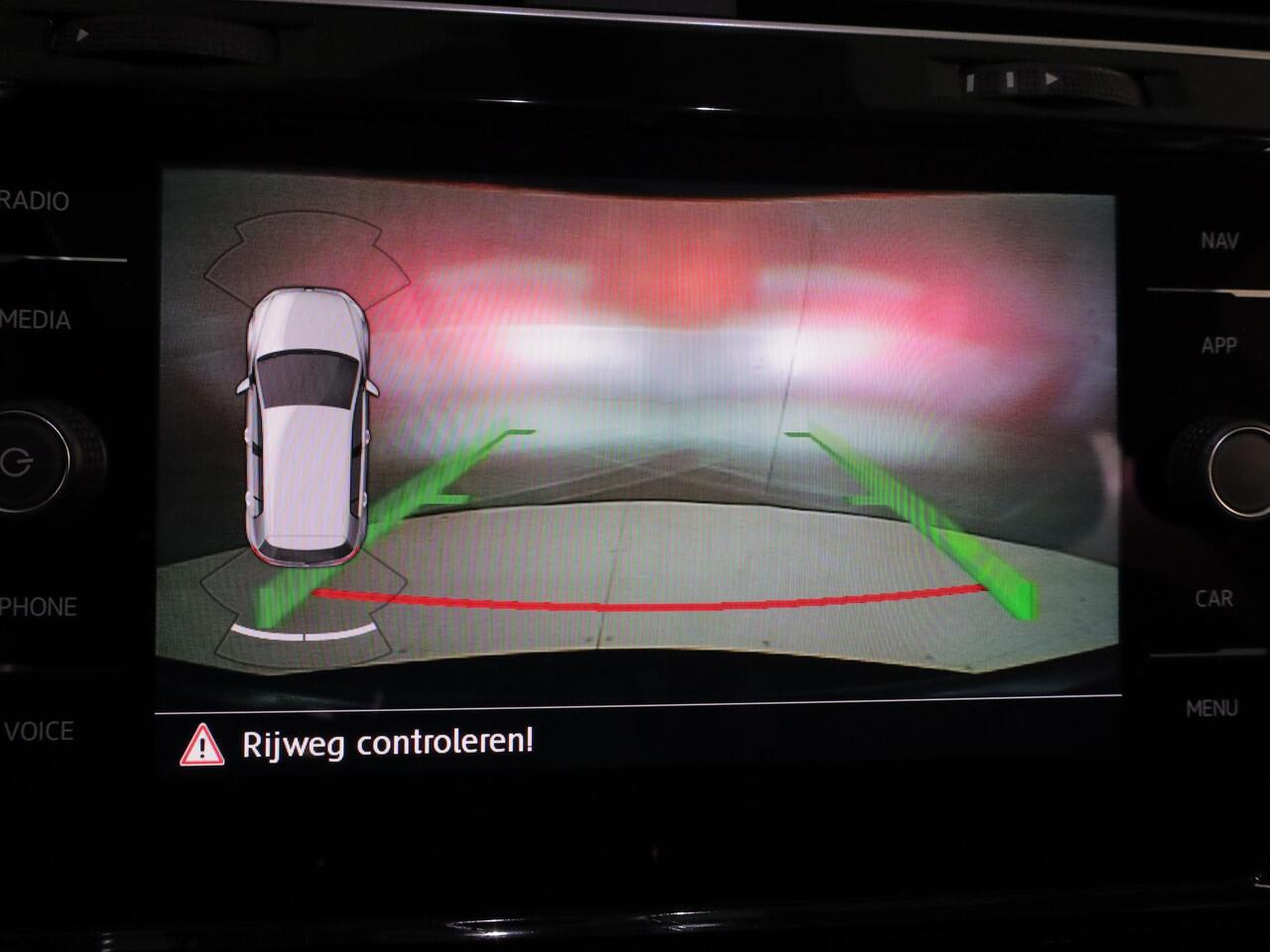 Volkswagen GOLF 1.0 TSI Highline 115 pk | Navigatie | Panoramadak | Parkeersensoren (Park assist) | Achteruitrijcamera | LED koplampen | Stoelverwarming |