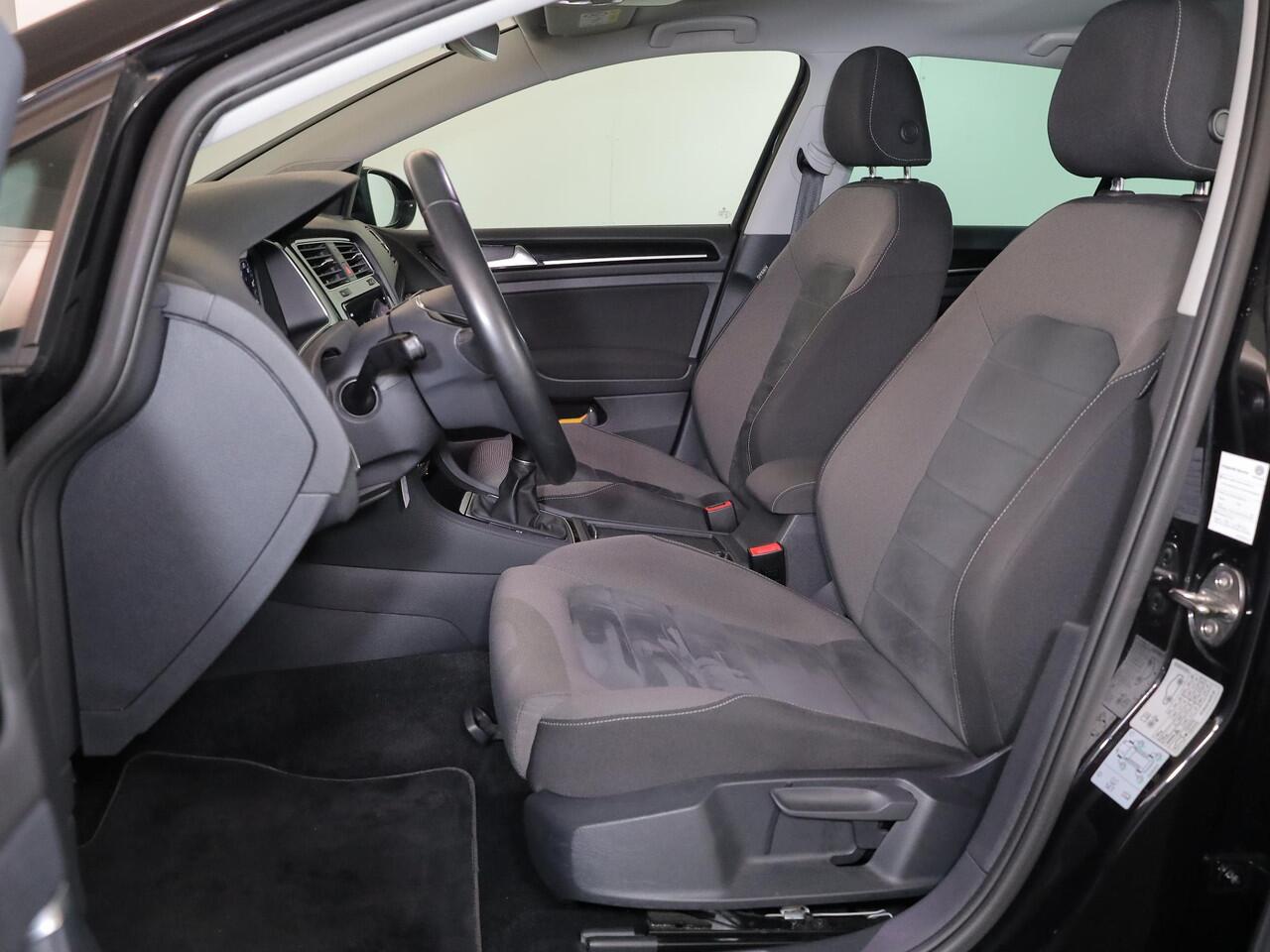 Volkswagen GOLF 1.0 TSI Highline 115 pk | Navigatie | Panoramadak | Parkeersensoren (Park assist) | Achteruitrijcamera | LED koplampen | Stoelverwarming |