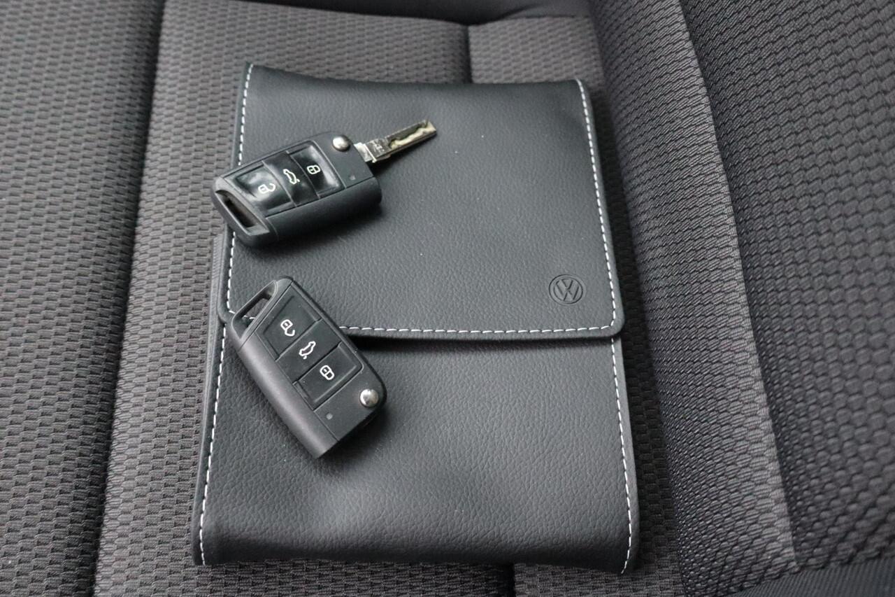 Volkswagen GOLF 1.4 TSI Highline Business R Camera, Climate control, Stoelverwarming