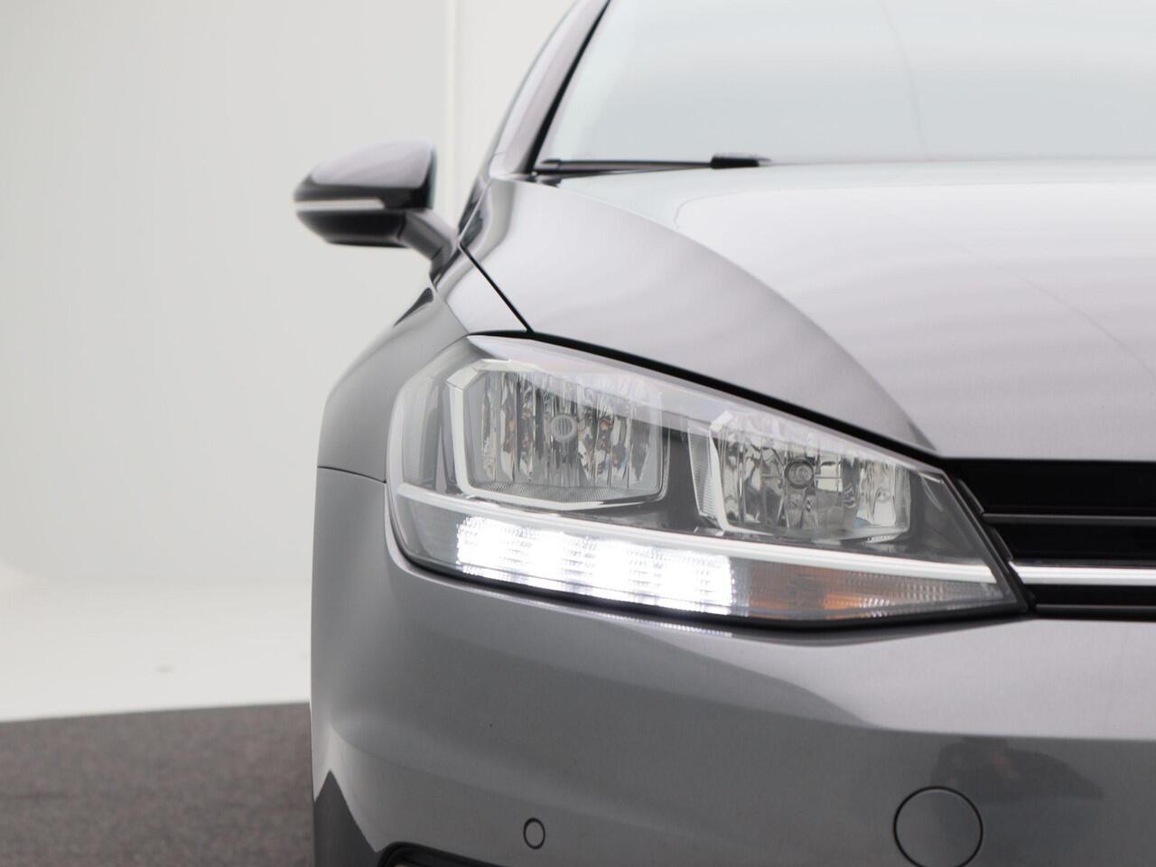 Volkswagen GOLF 1.6 TDi Highline 115 Pk Automaat | Adaptive Cruise | Digitaal Dashboard | CarPlay | Navigatiesysteem | Trekhaak | Parkeersensoren |16 Inch