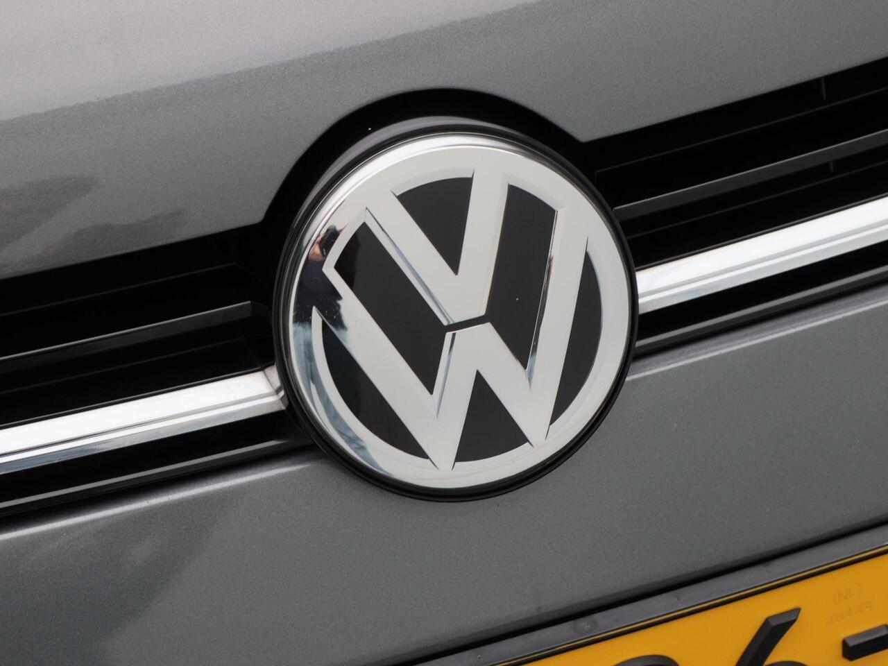 Volkswagen GOLF 1.6 TDi Highline 115 Pk Automaat | Adaptive Cruise | Digitaal Dashboard | CarPlay | Navigatiesysteem | Trekhaak | Parkeersensoren |16 Inch