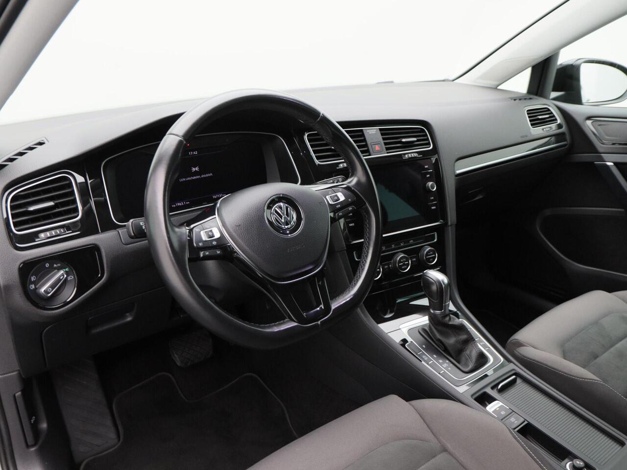 Volkswagen GOLF 1.6 TDi Highline 115 Pk Automaat | Adaptive Cruise | Digitaal Dashboard | CarPlay | Navigatiesysteem | Trekhaak | Parkeersensoren |16 Inch