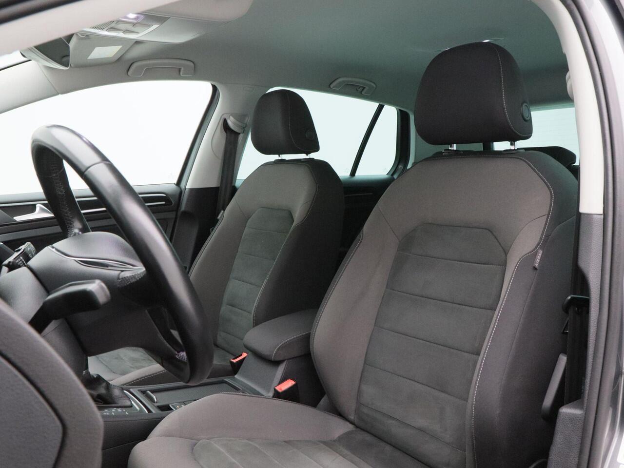 Volkswagen GOLF 1.6 TDi Highline 115 Pk Automaat | Adaptive Cruise | Digitaal Dashboard | CarPlay | Navigatiesysteem | Trekhaak | Parkeersensoren |16 Inch