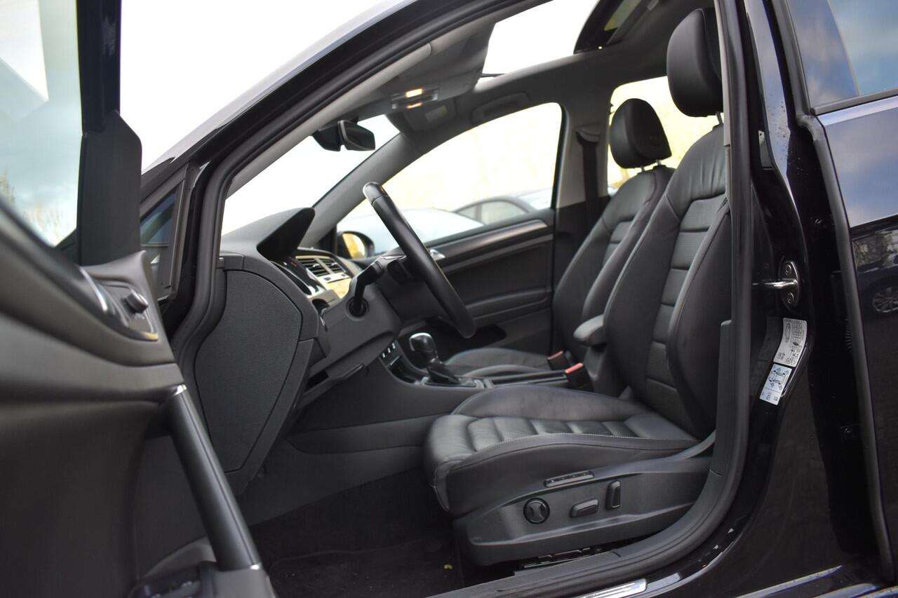 Volkswagen GOLF 1.6 TDI Highline Business R Pano ACC Lane Elekstoel