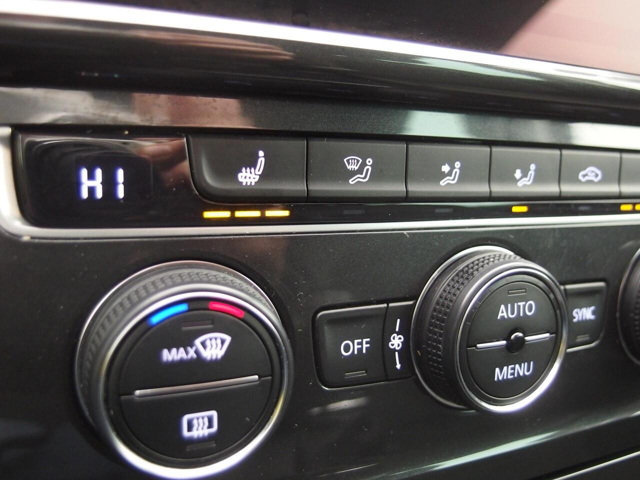 Volkswagen GOLF Variant 1.5 TSI Comfortline Business TREKHAAK / NAVI / CLIMA / PDC / CARPLAY / DAB+ / ACC / NL-AUTO