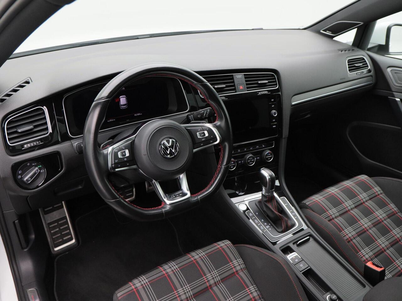 Volkswagen GOLF 2.0 TSi GTi Performance | Panoramadak | Adaptive Cruise | Climate Control | Stoelverwarming | Navigatie | Camera | 19 Inch | 95.707 Km!!