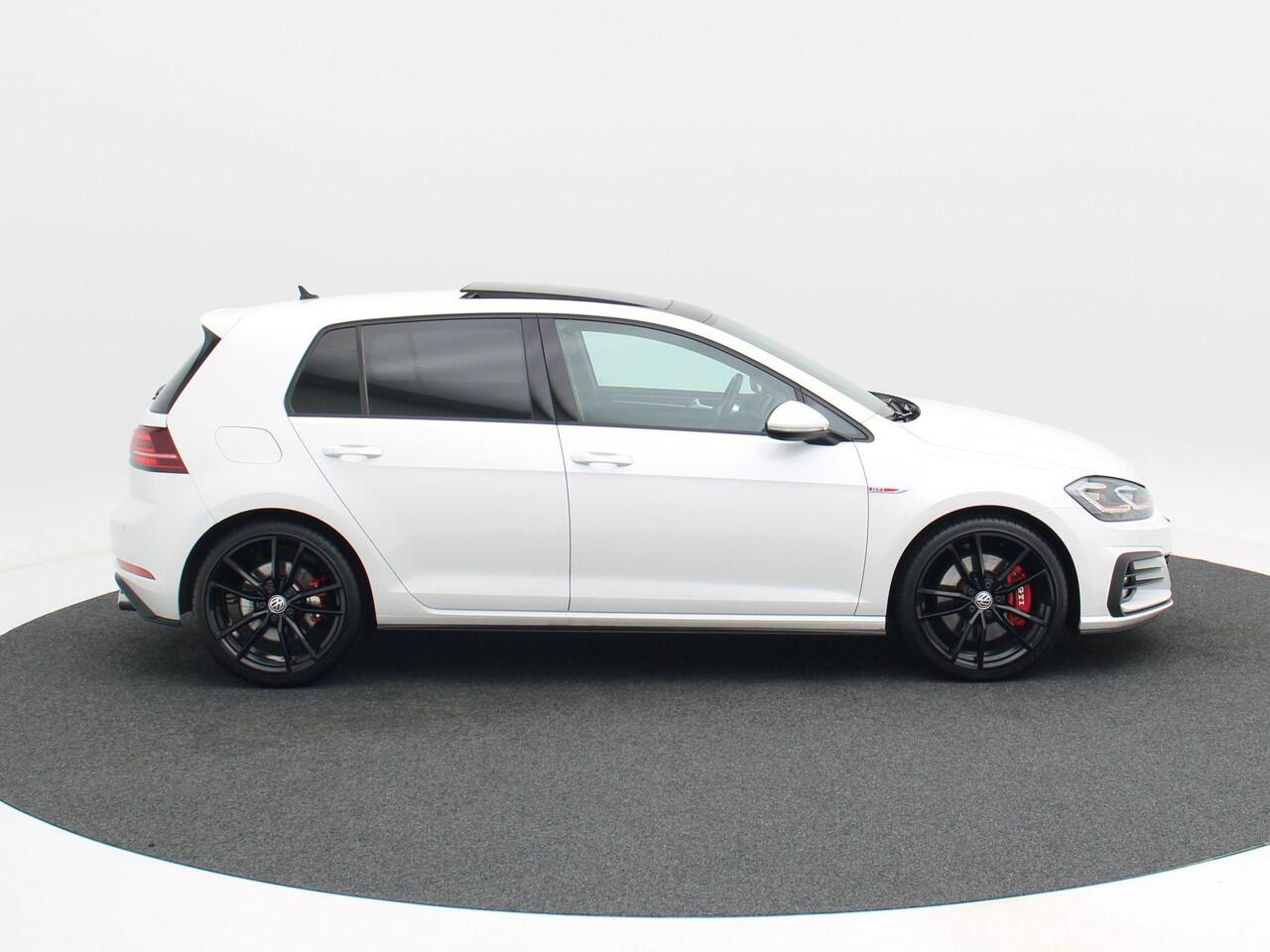Volkswagen GOLF 2.0 TSi GTi Performance | Panoramadak | Adaptive Cruise | Climate Control | Stoelverwarming | Navigatie | Camera | 19 Inch | 95.707 Km!!