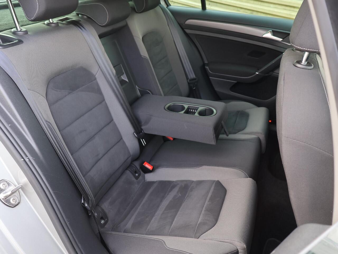 Volkswagen GOLF 1.6 TDI 116 PK AUT. *1e EIGENAAR / BTW* + MASSAGE | CARPLAY | ADAPTIVE CRUISE | TREKHAAK | STOELVERW. | DAB