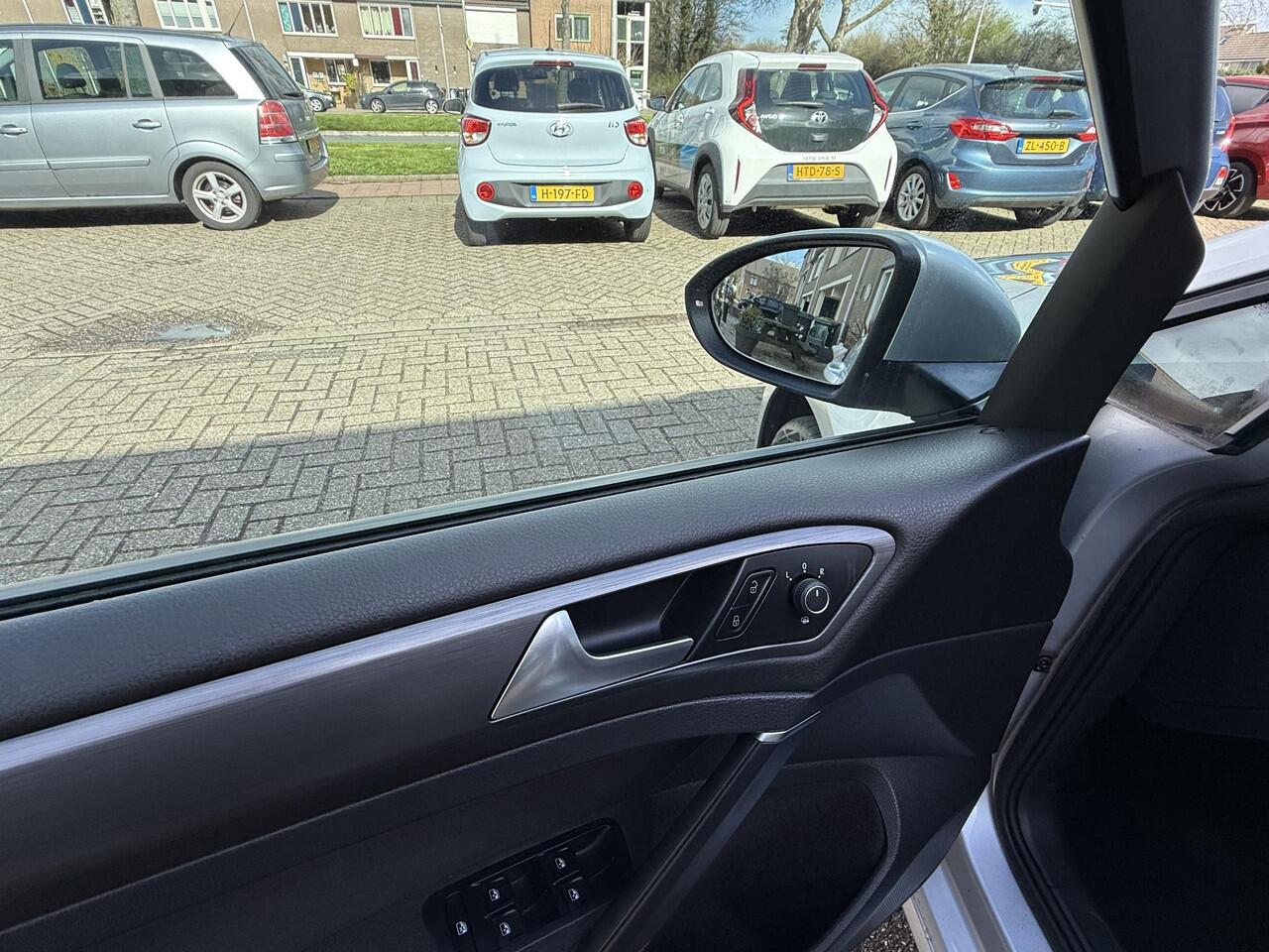 Volkswagen GOLF 1.0 TSI Comfortline Business Airco clima/ Navigatie/ Cruise/ Apple carplay/ PDC/ LMV
