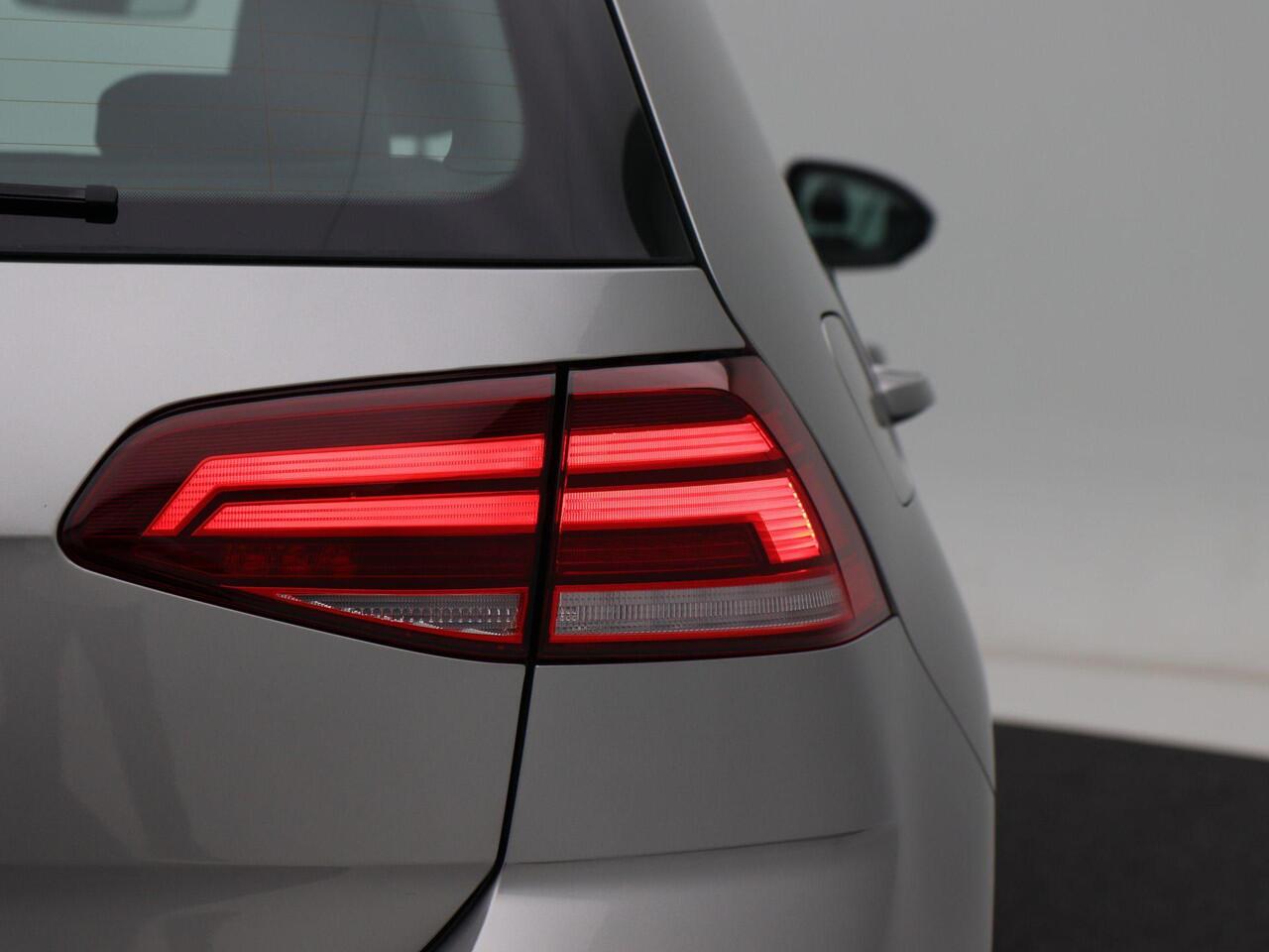 Volkswagen GOLF 1.5 TSi 150 Pk Automaat Highline | Adaptive Cruise | Climate Control | Carplay | LED | Sensoren | Navigatiesysteem | 17 Inch