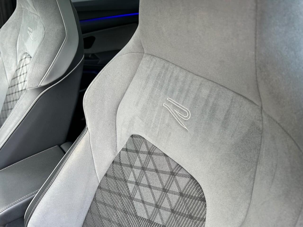 Volkswagen GOLF 1.5 eTSI R-Line