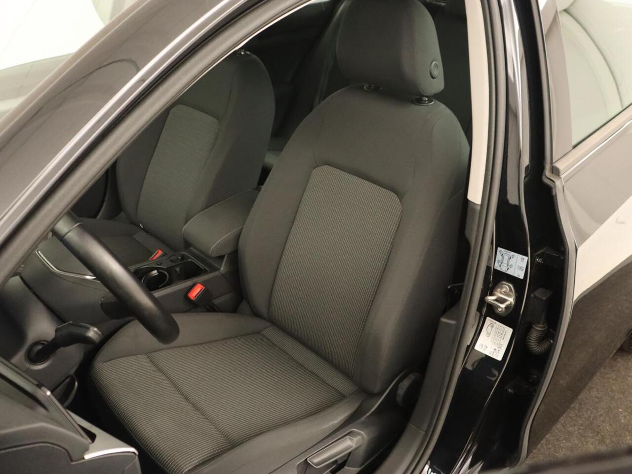 Volkswagen GOLF 1.0 TSI | Carplay | Trekhaak | Full LED | Climate control | Digital Cockpit | Speedlimiter | Bluetooth | Lichtsensor