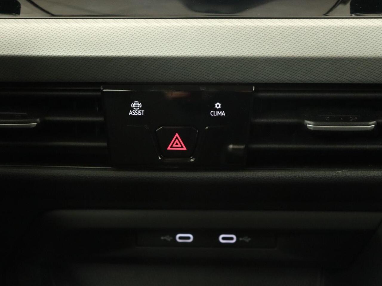 Volkswagen GOLF 1.0 TSI | Carplay | Trekhaak | Full LED | Climate control | Digital Cockpit | Speedlimiter | Bluetooth | Lichtsensor