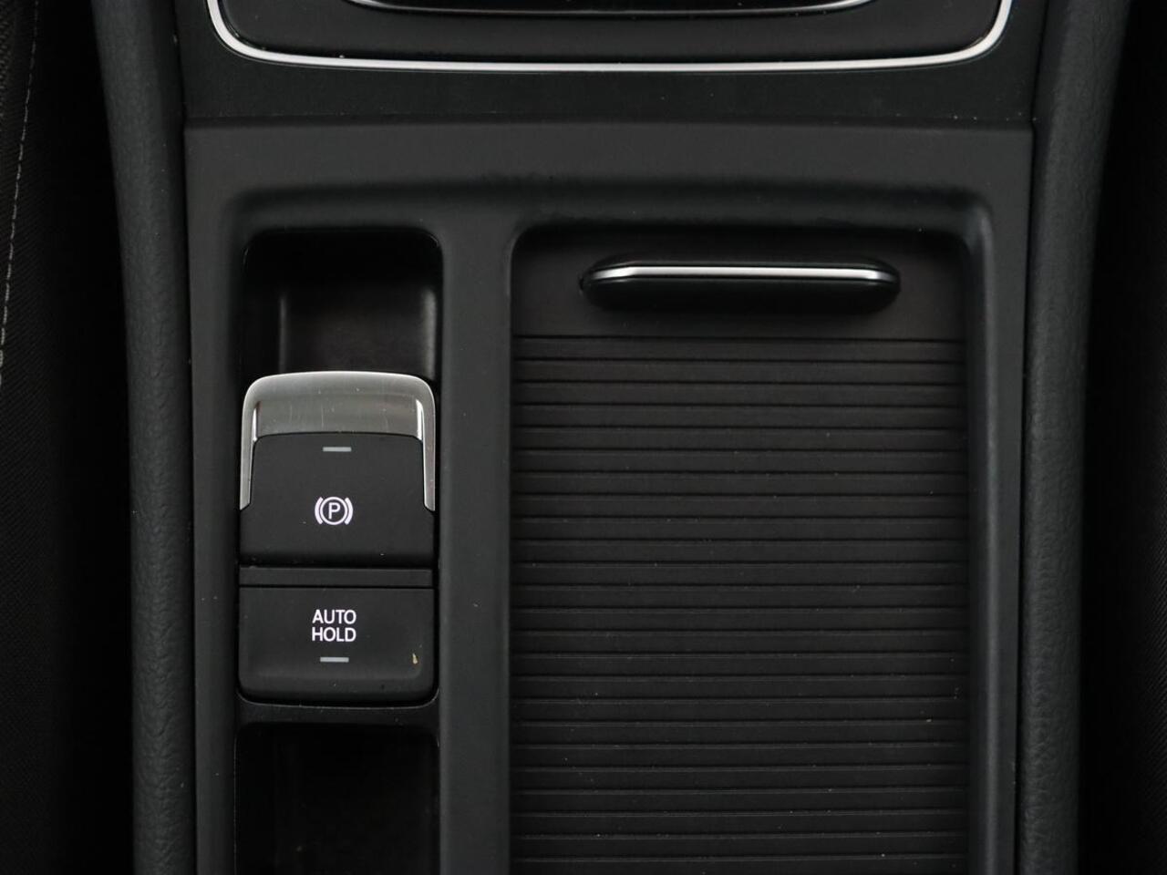 Volkswagen GOLF 1.0 TSI Comfortline Business | Panoramadak | Trekhaak | Stoelverwarming | Full LED | Camera | Park Assist | Carplay | Navigatie | Adaptive cruise | DAB | Massage | Climate control