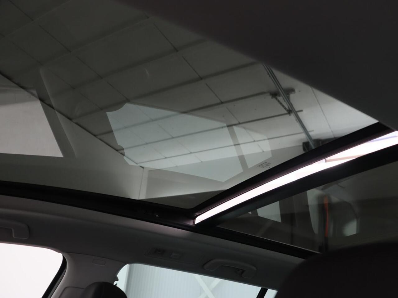 Volkswagen GOLF 1.0 TSI Comfortline Business | Panoramadak | Trekhaak | Stoelverwarming | Full LED | Camera | Park Assist | Carplay | Navigatie | Adaptive cruise | DAB | Massage | Climate control