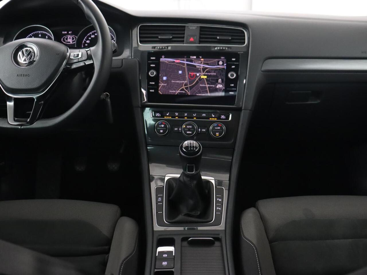 Volkswagen GOLF 1.0 TSI Comfortline Business | Panoramadak | Trekhaak | Stoelverwarming | Full LED | Camera | Park Assist | Carplay | Navigatie | Adaptive cruise | DAB | Massage | Climate control