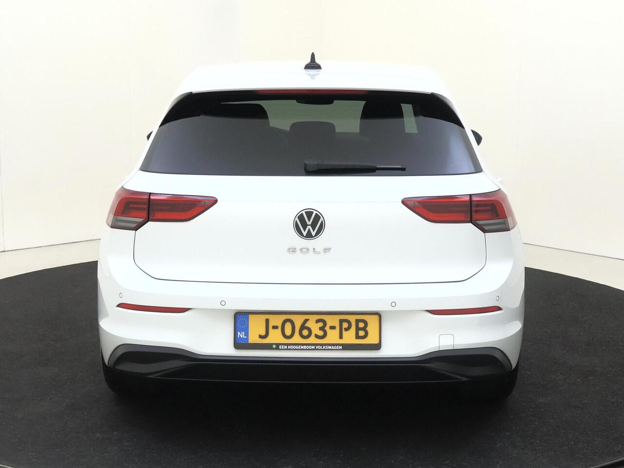 Volkswagen GOLF 1.5 TSI Life Business | Parkeerassistent | Dodehoek detectie | Adaptieve cruise control | Stoel- en stuurwielverwarming | Navigatie | Elektrisch verstelbare bestuurdersstoel met geheugen | LED Plus verlichting | Achteruitrijcamera |