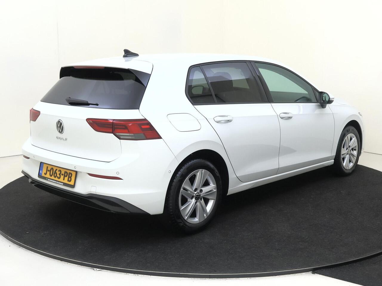 Volkswagen GOLF 1.5 TSI Life Business | Parkeerassistent | Dodehoek detectie | Adaptieve cruise control | Stoel- en stuurwielverwarming | Navigatie | Elektrisch verstelbare bestuurdersstoel met geheugen | LED Plus verlichting | Achteruitrijcamera |
