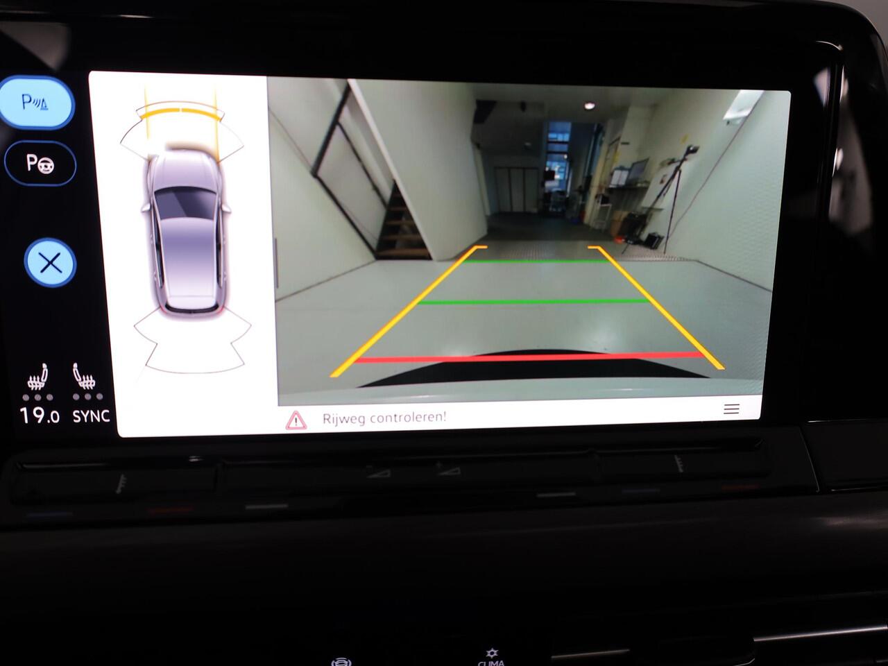 Volkswagen GOLF 1.5 eTSI Style 50pk DSG| Pano-dak| Camera| 17'LM-velgen| Voorstoelen verwarmd en massage