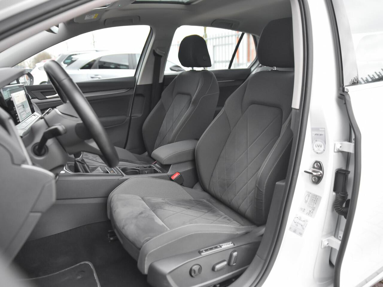 Volkswagen GOLF 1.5 TSI Feestdagen geopend bel voor een afspraak. 1ST Edition Navi Qled Adaptive Cruise Control