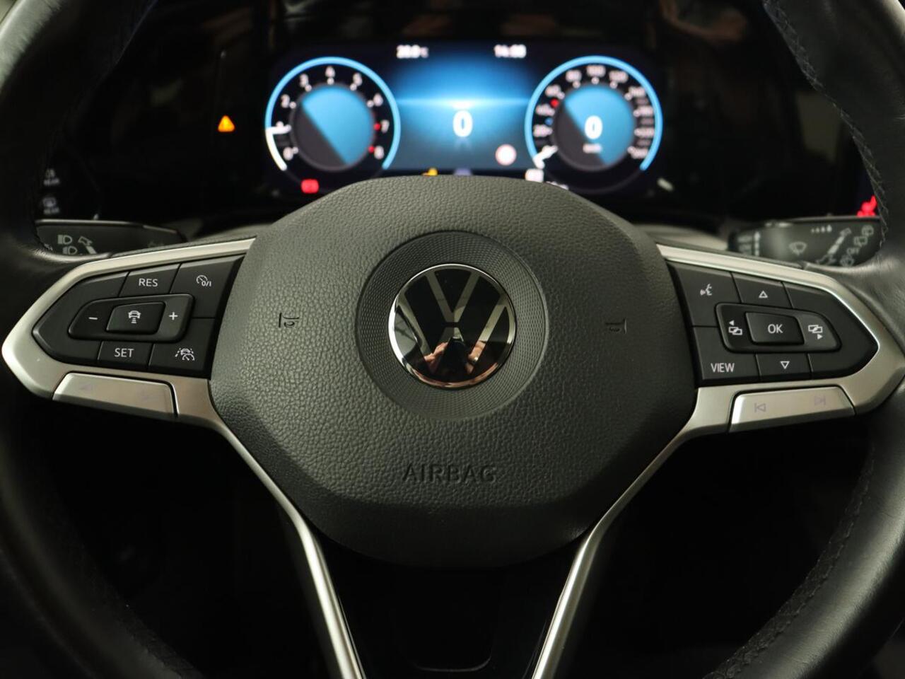 Volkswagen GOLF 1.5 TSI Life Business | Panoramadak | Adaptive Cruise | Stoelverwarming | Camera | Navigatie | Carplay | Park Assist