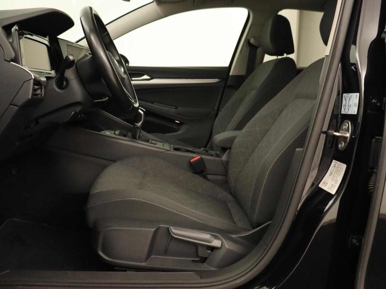 Volkswagen GOLF 1.5 TSI Life Business | Panoramadak | Adaptive Cruise | Stoelverwarming | Camera | Navigatie | Carplay | Park Assist