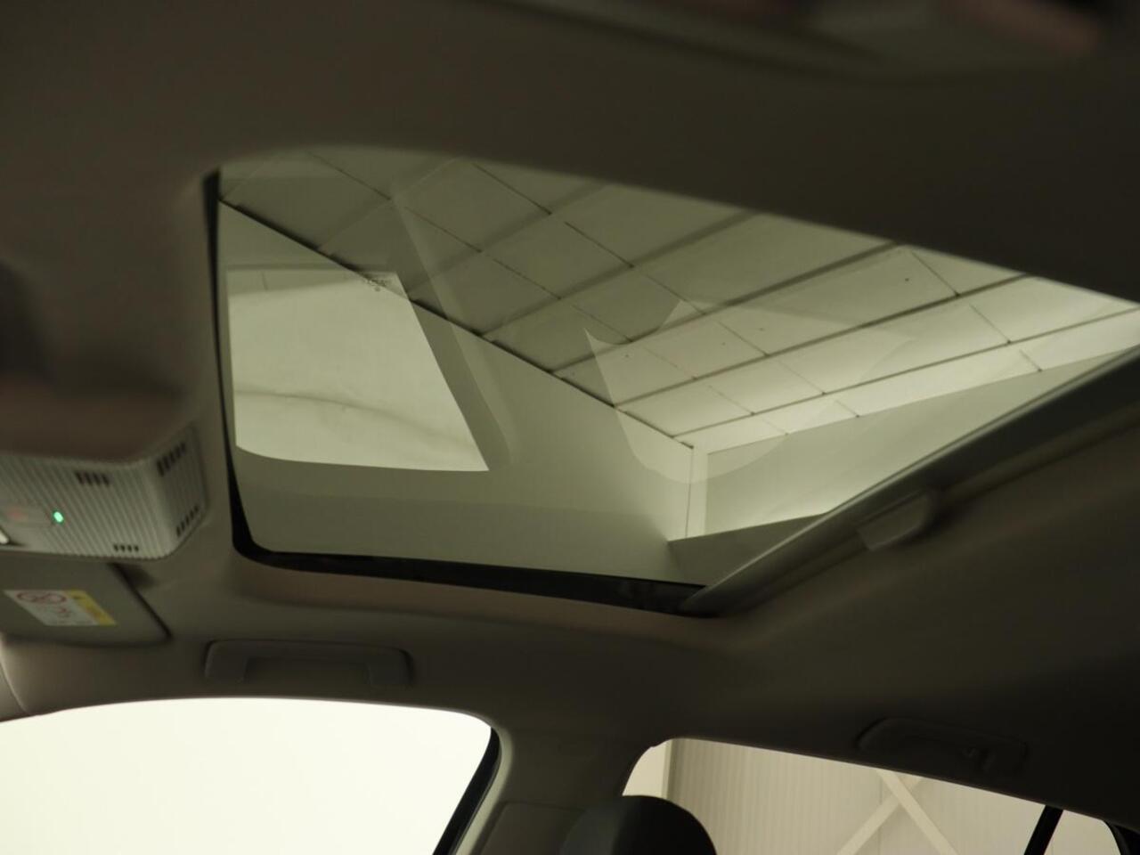 Volkswagen GOLF 1.5 TSI Life Business | Panoramadak | Adaptive Cruise | Stoelverwarming | Camera | Navigatie | Carplay | Park Assist