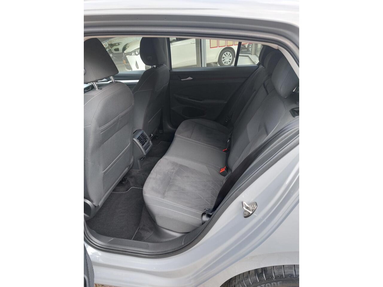 Volkswagen GOLF 1.5 TSI Life Business 17 inch Sport st