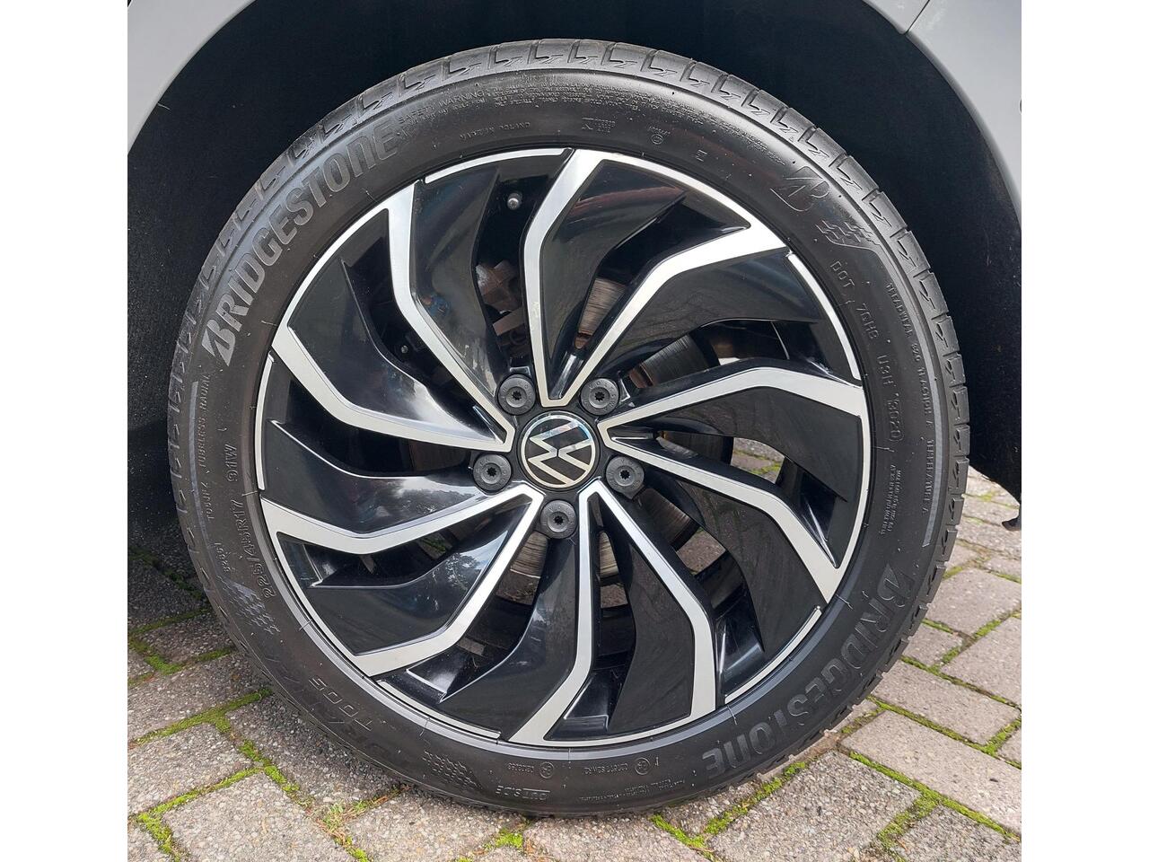 Volkswagen GOLF 1.5 TSI Life Business 17 inch Sport st