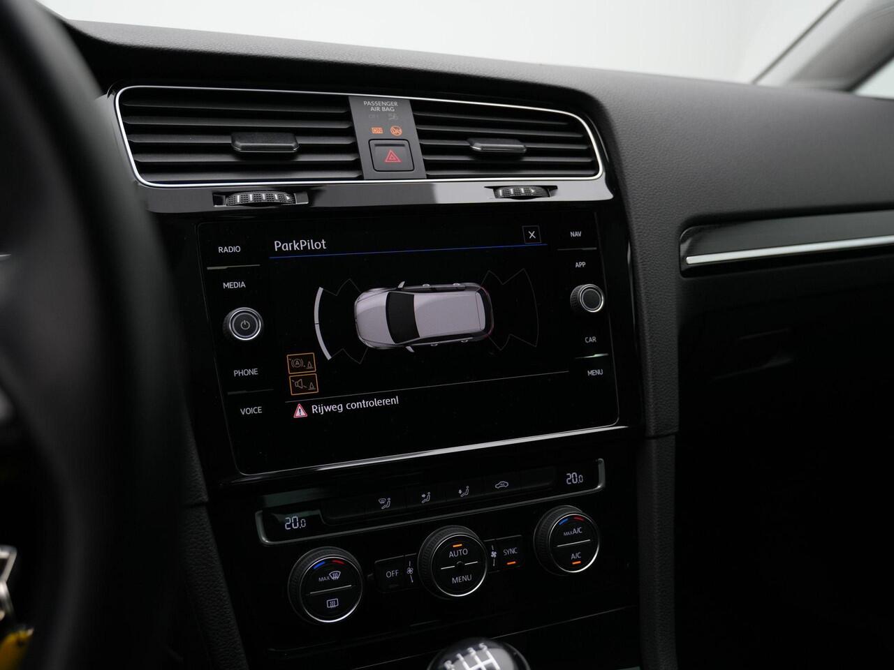 Volkswagen GOLF 1.0 TSI 115 pk Highline | Panoramadak | Trekhaak | Alcantara | Virtual Cockpit | Adaptive Cruise