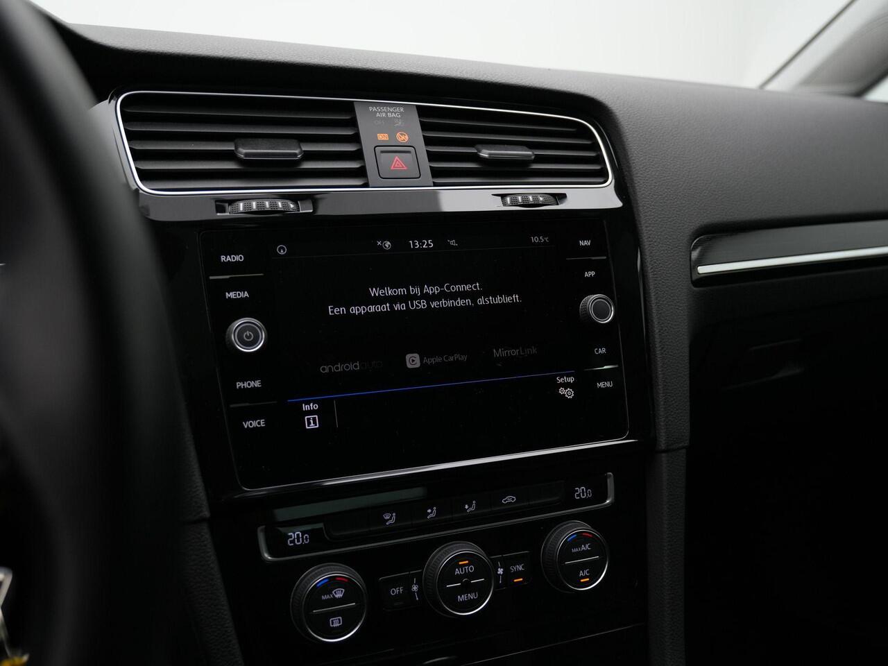 Volkswagen GOLF 1.0 TSI 115 pk Highline | Panoramadak | Trekhaak | Alcantara | Virtual Cockpit | Adaptive Cruise