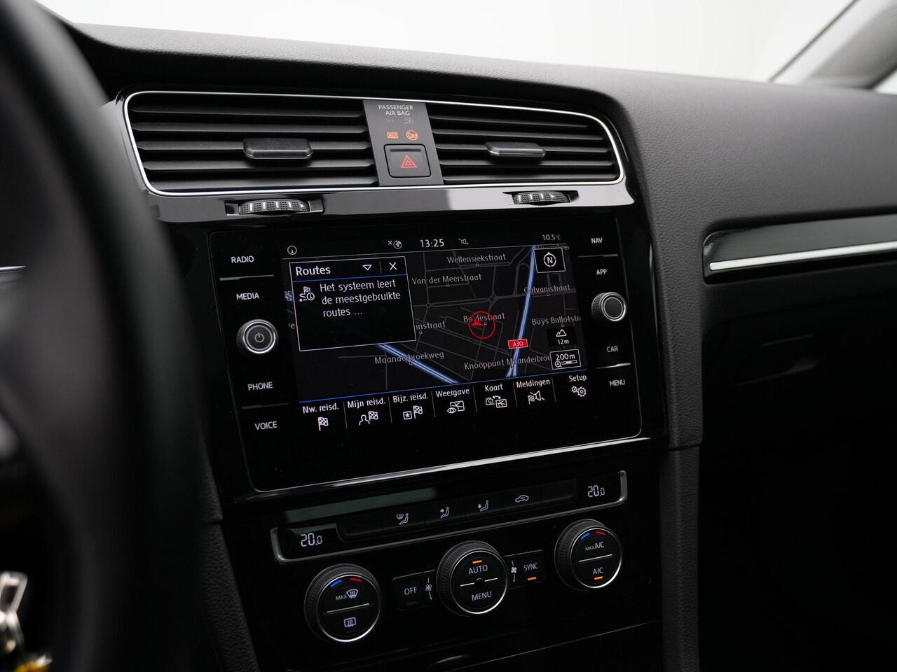 Volkswagen GOLF 1.0 TSI 115 pk Highline | Panoramadak | Trekhaak | Alcantara | Virtual Cockpit | Adaptive Cruise