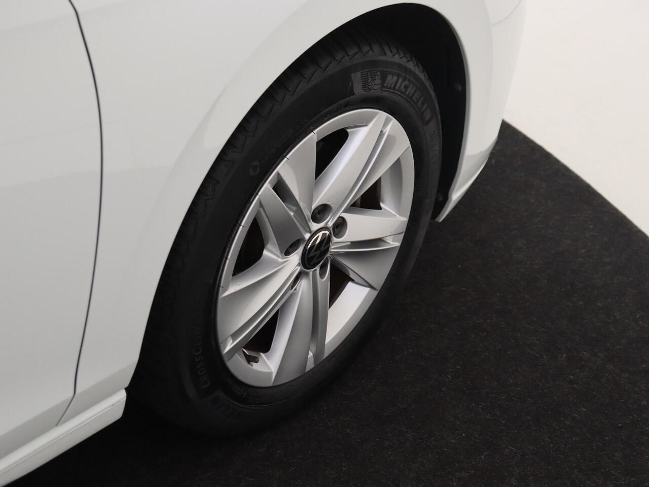 Volkswagen GOLF 1.5 TSI Life | CarPlay | Parkeersensoren | Adaptieve cruise control | Sfeerverlichting | Navigatie | Digital cockpit | Airco |