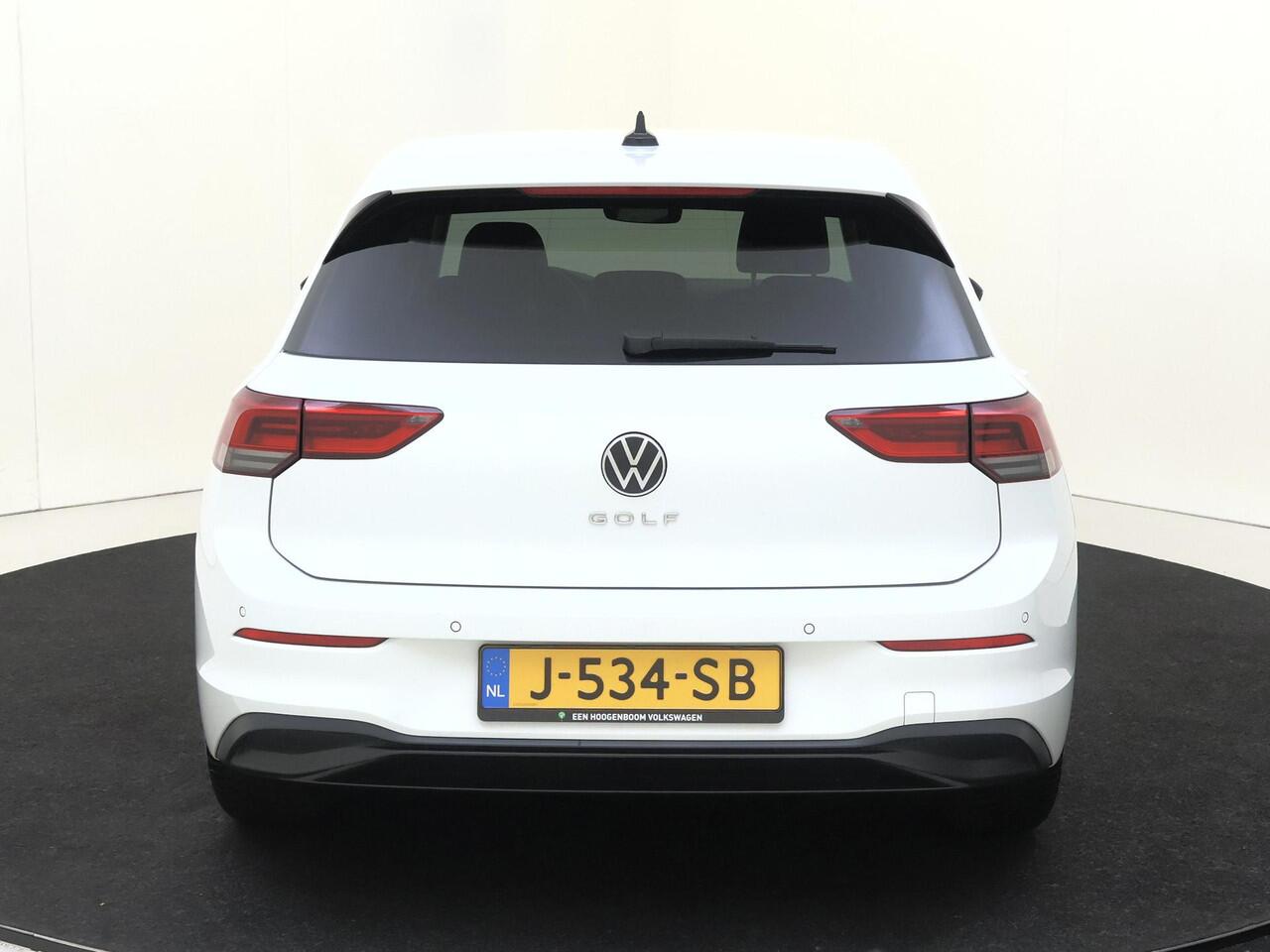 Volkswagen GOLF 1.5 TSI Life | CarPlay | Parkeersensoren | Adaptieve cruise control | Sfeerverlichting | Navigatie | Digital cockpit | Airco |