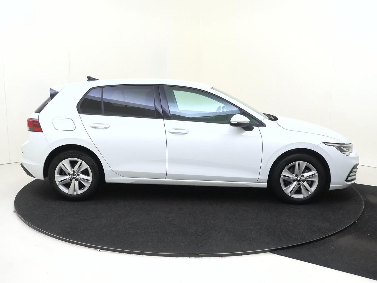 Volkswagen GOLF 1.5 TSI Life | CarPlay | Parkeersensoren | Adaptieve cruise control | Sfeerverlichting | Navigatie | Digital cockpit | Airco |