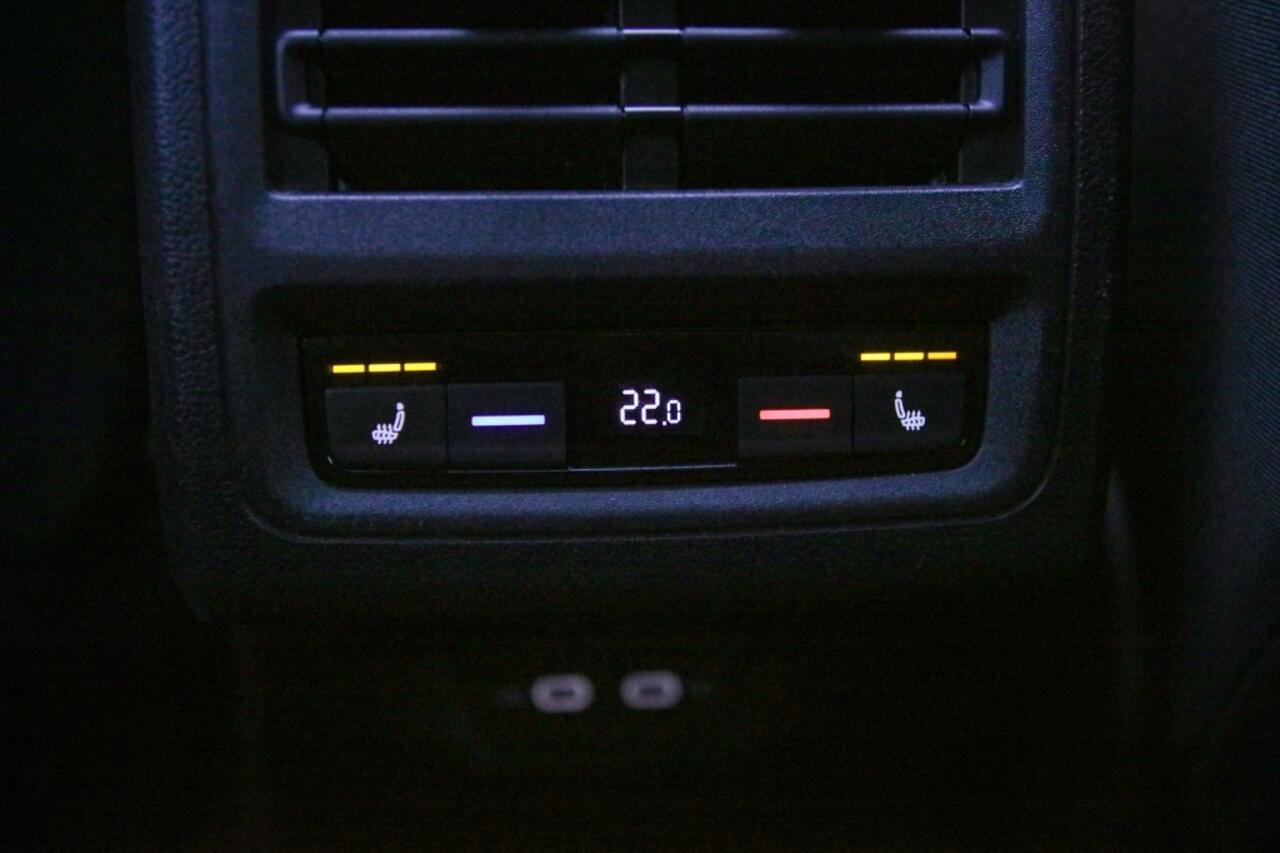 Volkswagen GOLF 1.5 eTSI Style | Pano | Massage |