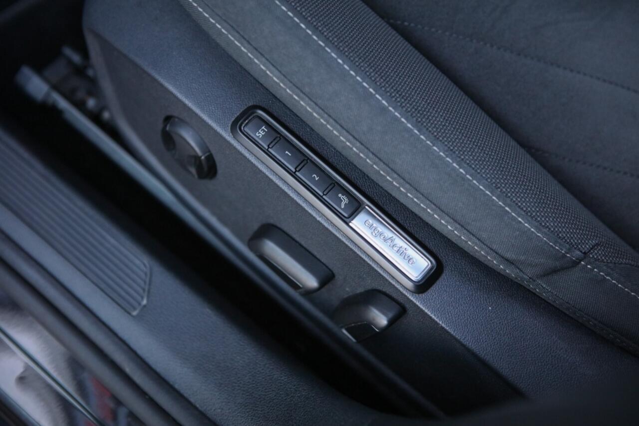 Volkswagen GOLF 1.5 eTSI Style | Pano | Massage |