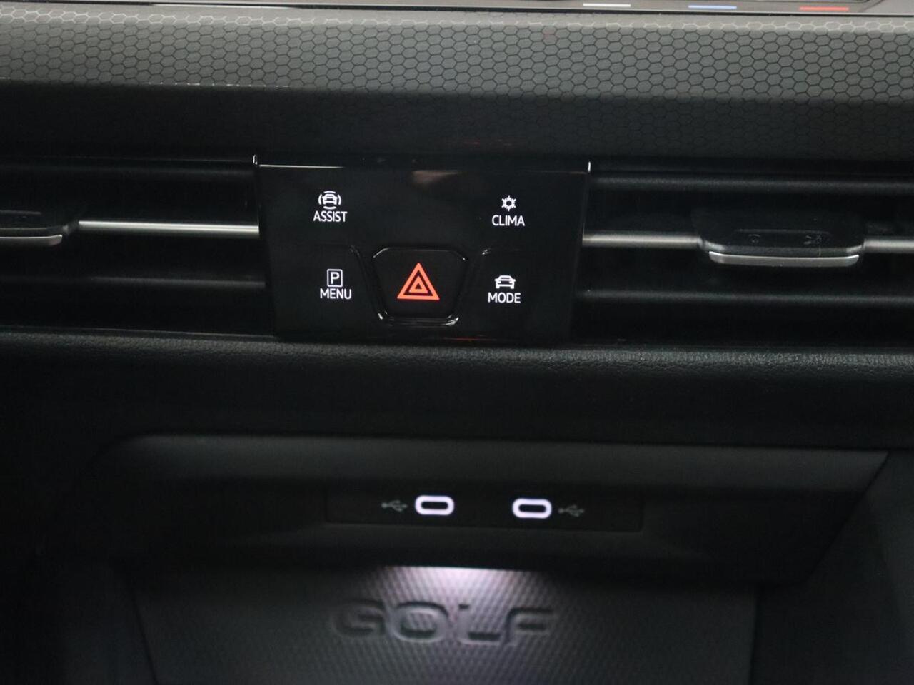 Volkswagen GOLF 1.4 eHybrid GTE | Stoelverwarming | Adaptive cruise | Carplay | Navigatie | Parkeerhulp | Full LED | Sfeerverlichting | Climate control | PHEV | Plug In