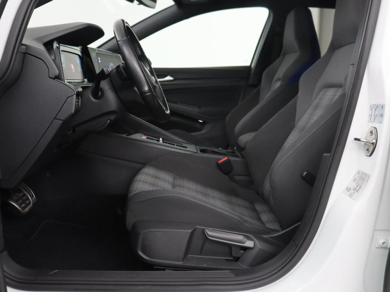 Volkswagen GOLF 1.4 eHybrid GTE | Stoelverwarming | Adaptive cruise | Carplay | Navigatie | Parkeerhulp | Full LED | Sfeerverlichting | Climate control | PHEV | Plug In