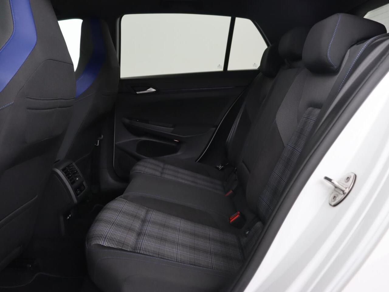 Volkswagen GOLF 1.4 eHybrid GTE | Stoelverwarming | Adaptive cruise | Carplay | Navigatie | Parkeerhulp | Full LED | Sfeerverlichting | Climate control | PHEV | Plug In