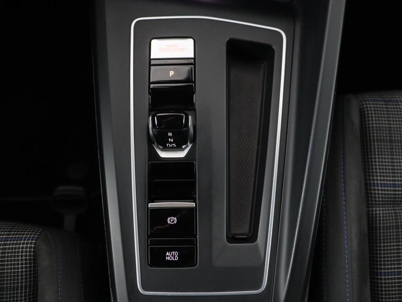 Volkswagen GOLF 1.4 eHybrid GTE | Stoelverwarming | Adaptive cruise | Carplay | Navigatie | Parkeerhulp | Full LED | Sfeerverlichting | Climate control | PHEV | Plug In