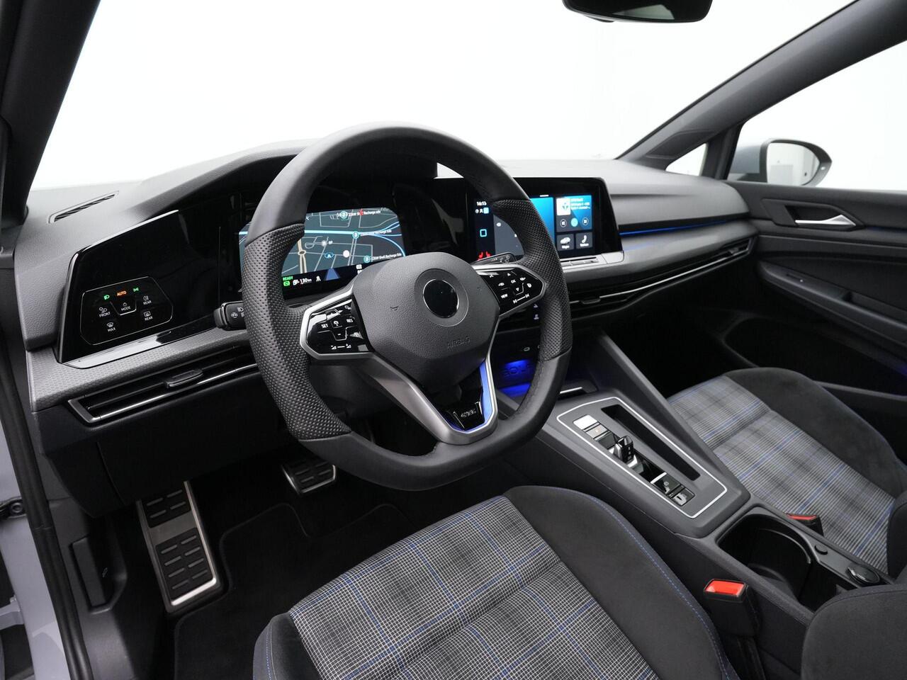 Volkswagen GOLF 1.4 eHybrid 245 pk DSG GTE | IQ Light | Head-up display | Stuur-/stoelverwarming | Achteruitrijcamera | Adaptive Cruise