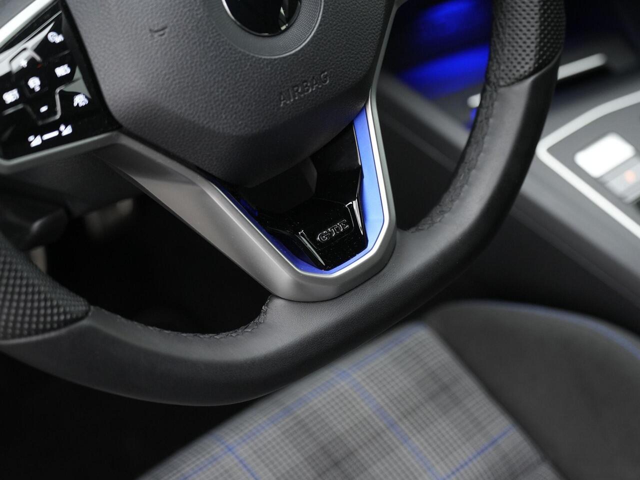 Volkswagen GOLF 1.4 eHybrid 245 pk DSG GTE | IQ Light | Head-up display | Stuur-/stoelverwarming | Achteruitrijcamera | Adaptive Cruise