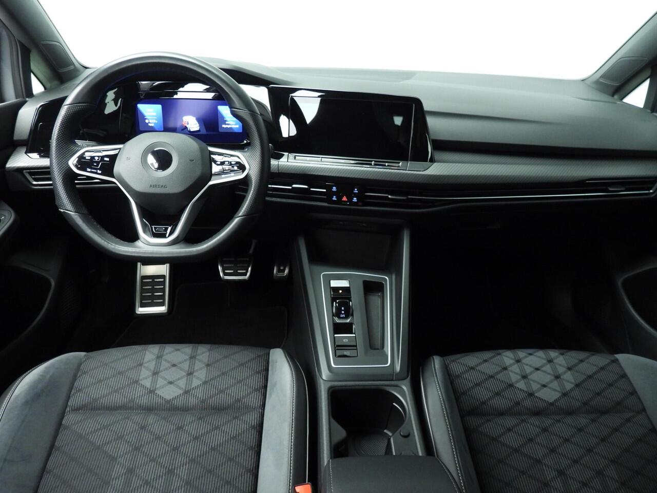 Volkswagen GOLF 1.5 eTSI R-Line Automaat | Stoelverwarming | Stuurverwarming | Active Cruise Control